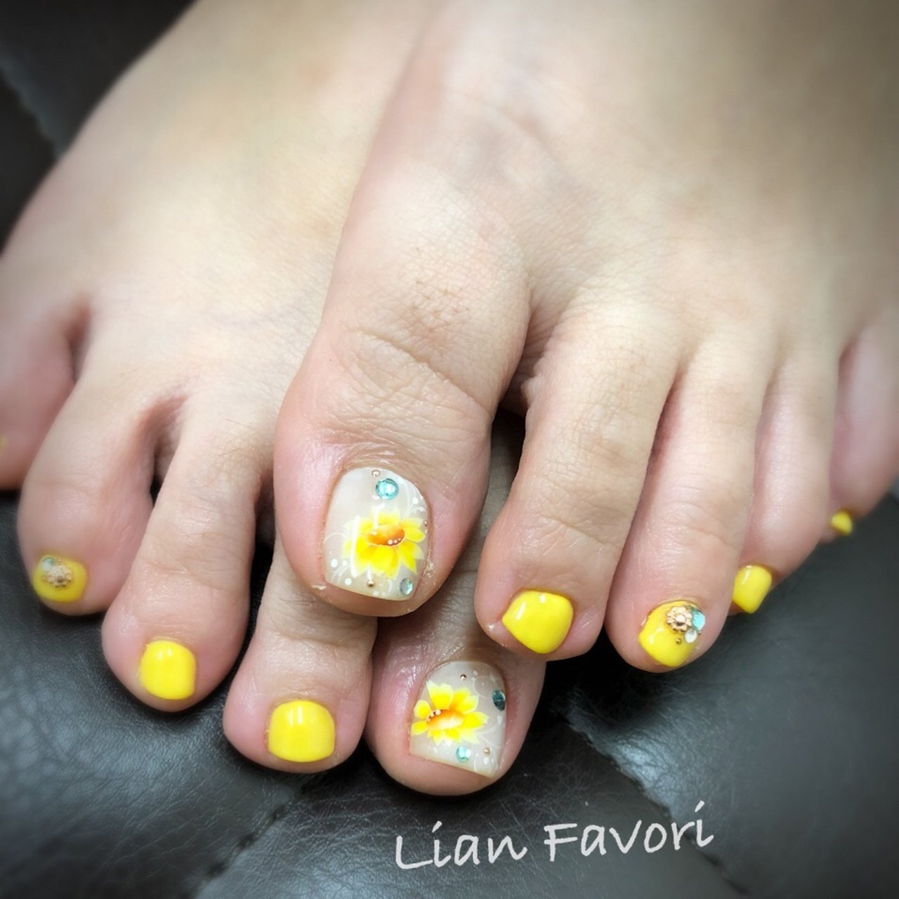 夏 フット ワンカラー ビジュー フラワー Lian Favori のネイルデザイン No ネイルブック