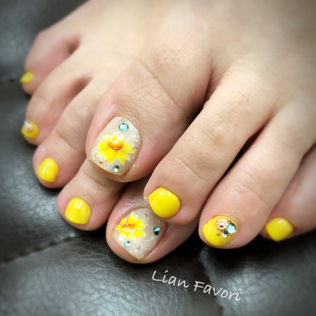 夏 フット ワンカラー ビジュー フラワー Lian Favori のネイルデザイン No ネイルブック