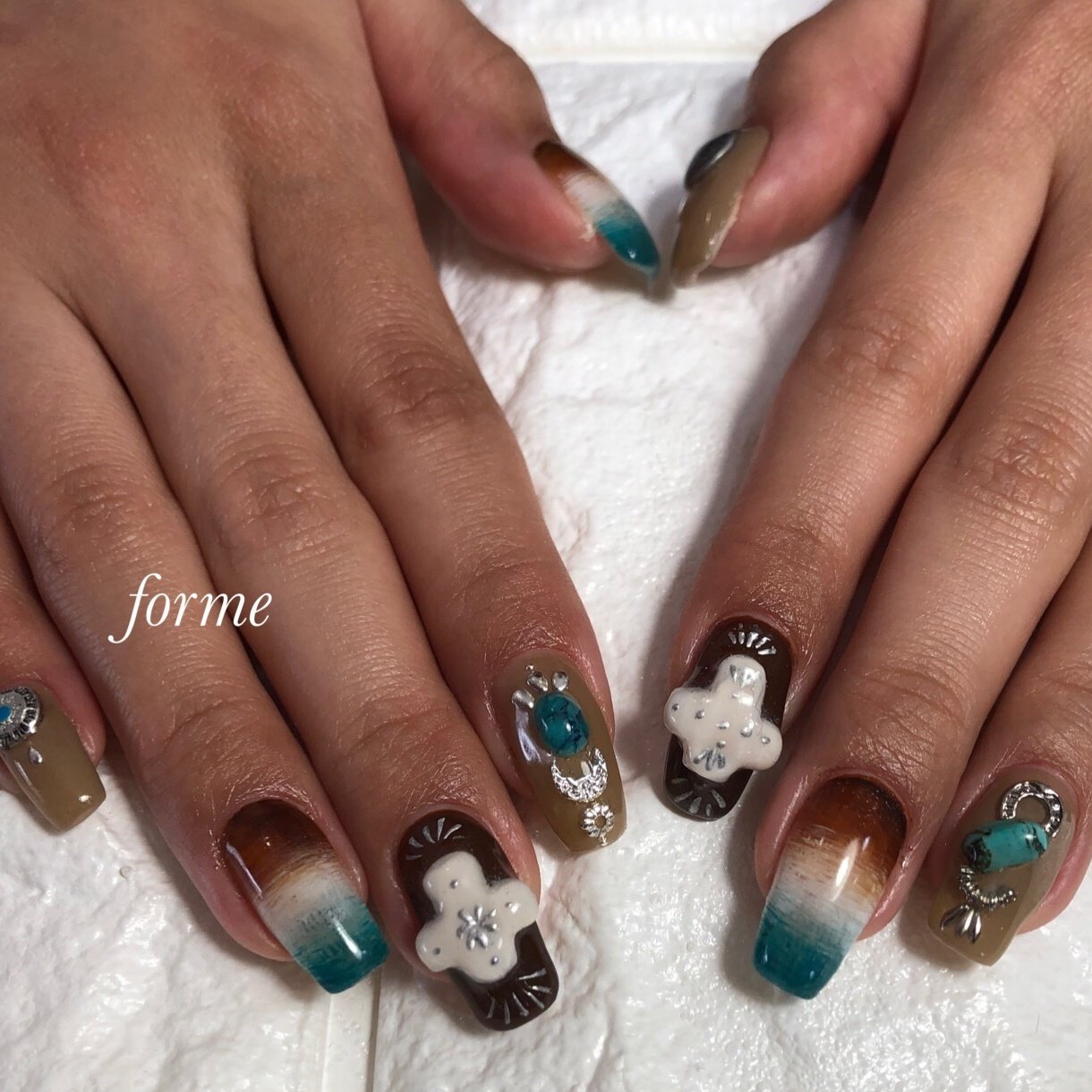 ハンド ホワイト ターコイズ ブラウン ジェル Nailsalon Formeのネイルデザイン No ネイルブック