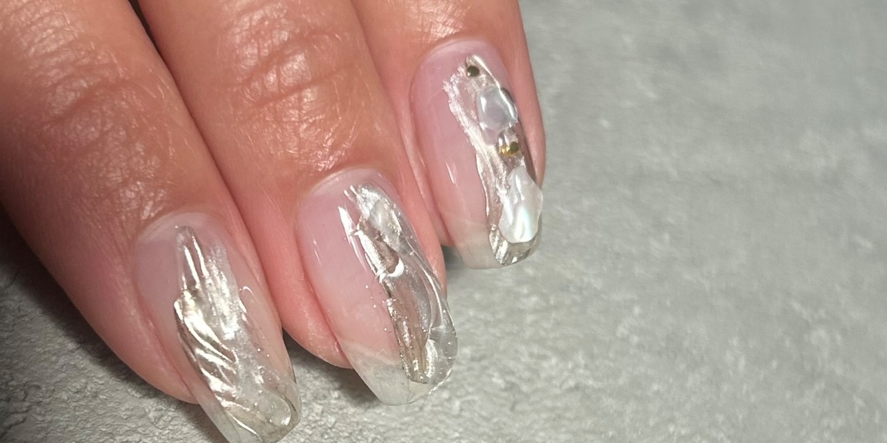 ちゅるん透明感×マットゴールドの奥行きニュアンスネイル🫧｜En.NAIL