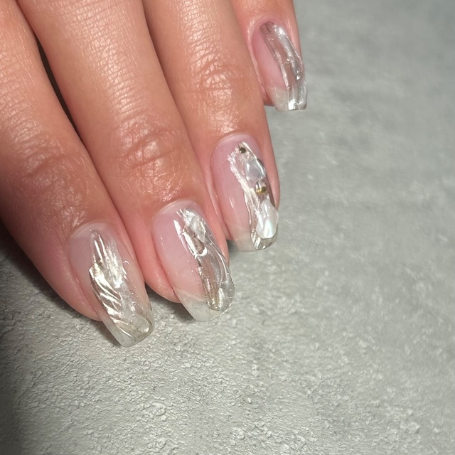 ちゅるん透明感×マットゴールドの奥行きニュアンスネイル🫧｜En.NAIL