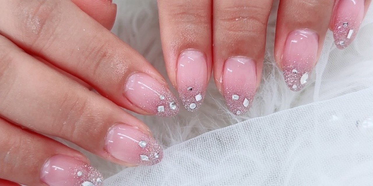 キラキラビジューフレンチ｜Art nail Gallery｜ネイルブック