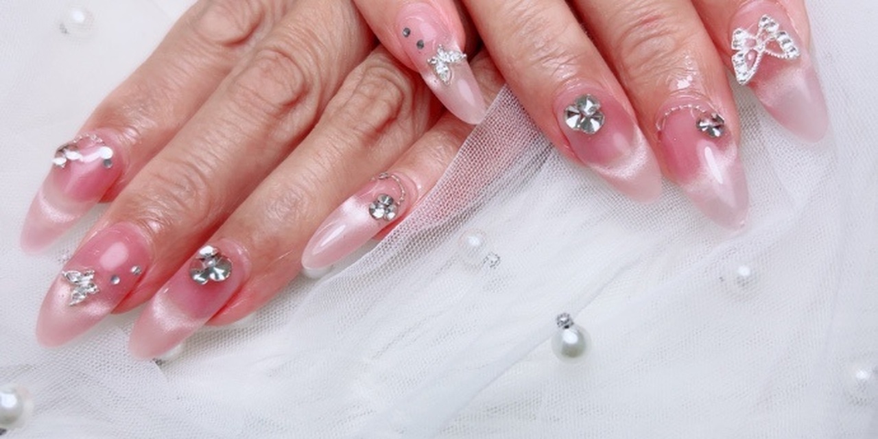 蝶々×ビジューの韓国ネイル🦋｜Art nail Gallery｜ネイルブック