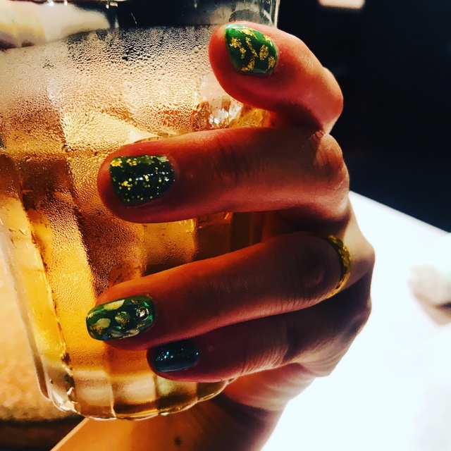 ネイルチップ販売❥プロフ必読専用 直接受け渡し こちらシンプルデザインです。 携帯を両手で触りたくなりそうですね